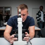Elev arbejder med naturvidenskab på HF